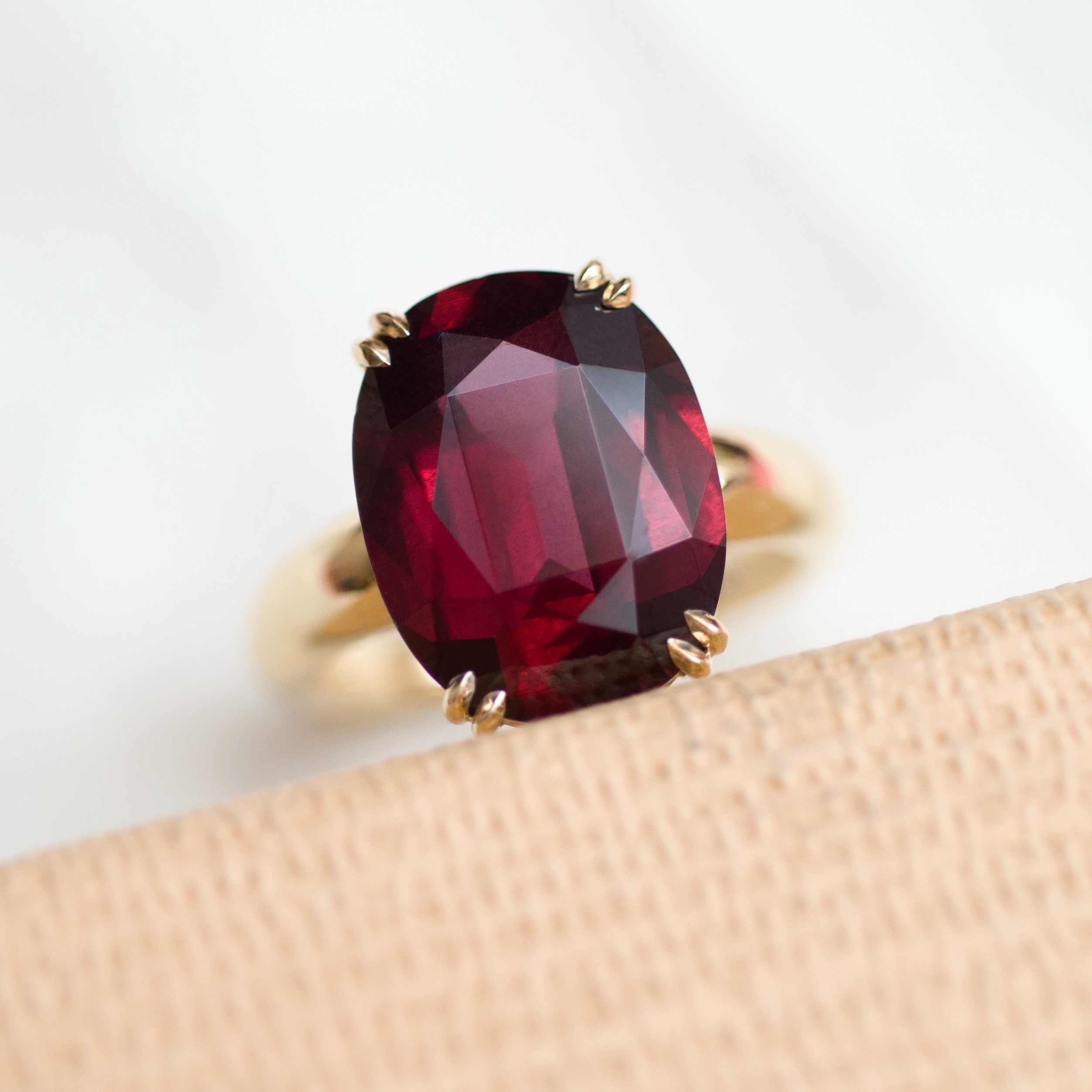 The varieties of the garnet mineral