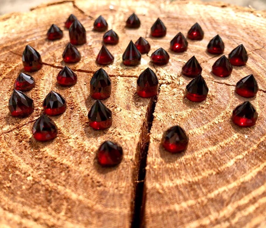 The varieties of the garnet mineral