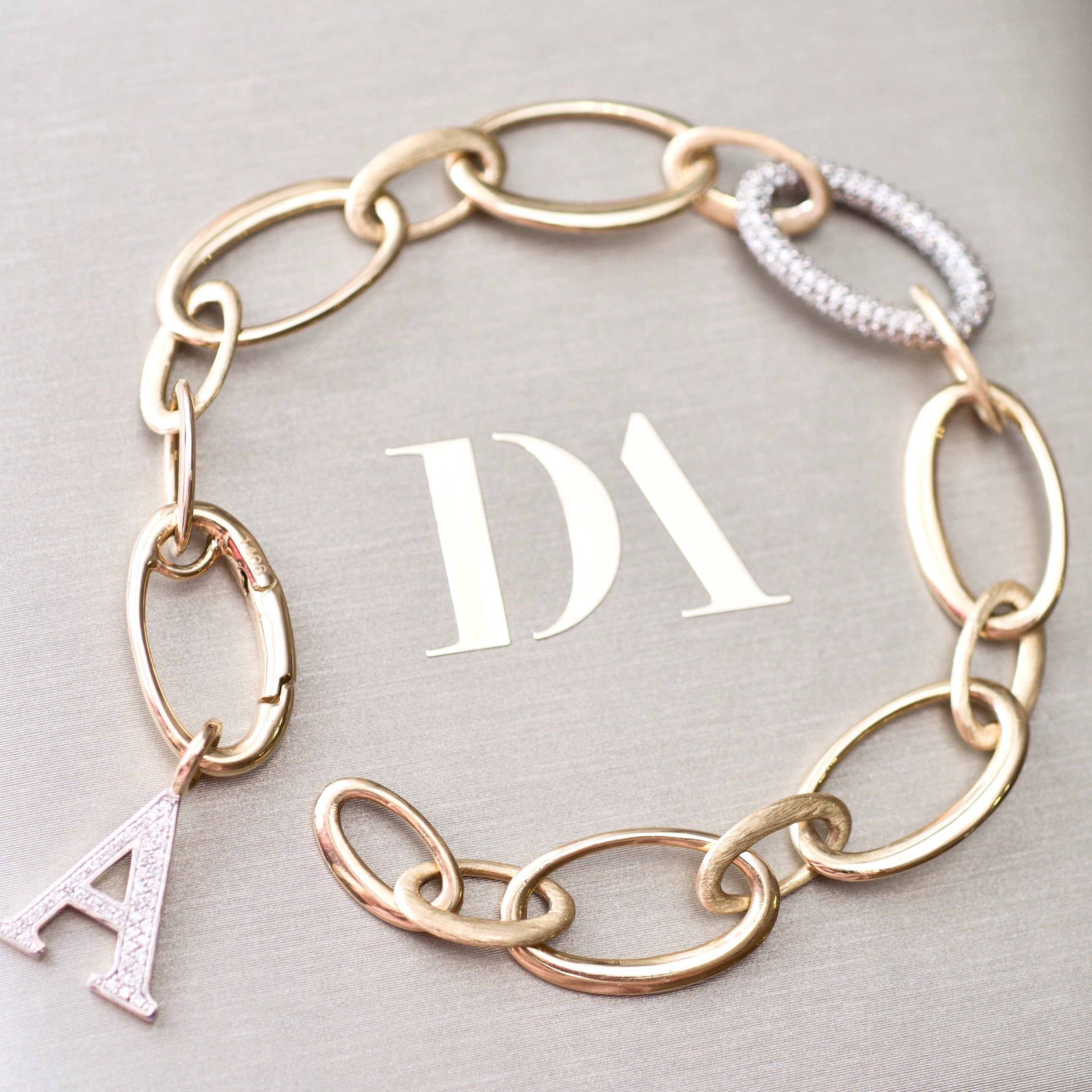 Bracelet. The history in 10 facts
