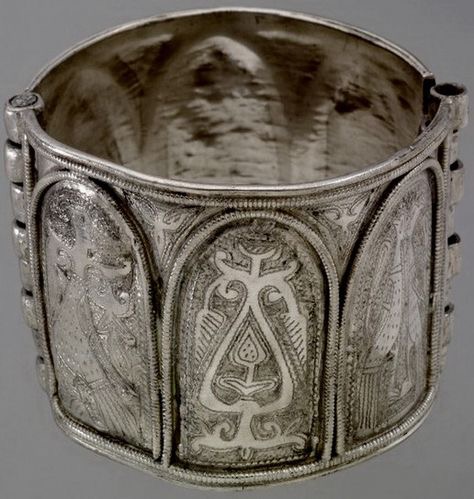 Bracelet. The history in 10 facts