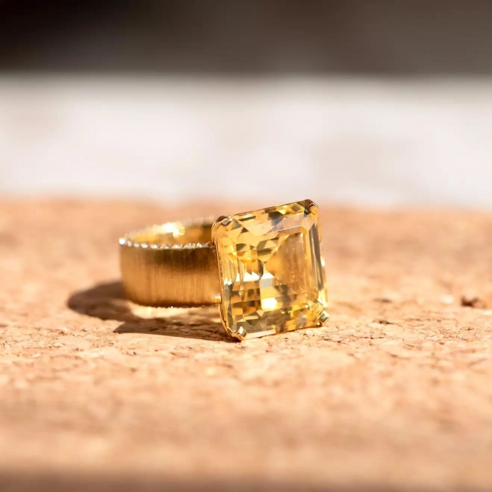 15,4 Carat Yellow Sapphire White Diamond 18 Karat Yellow Gold Ring Sahara by D&A