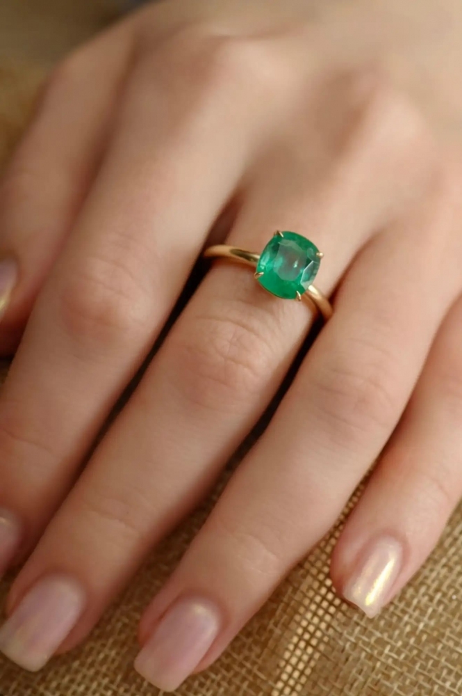 4 Carat Intense Green Natural Emerald 18 Karat Yellow Yellow Gold Ring