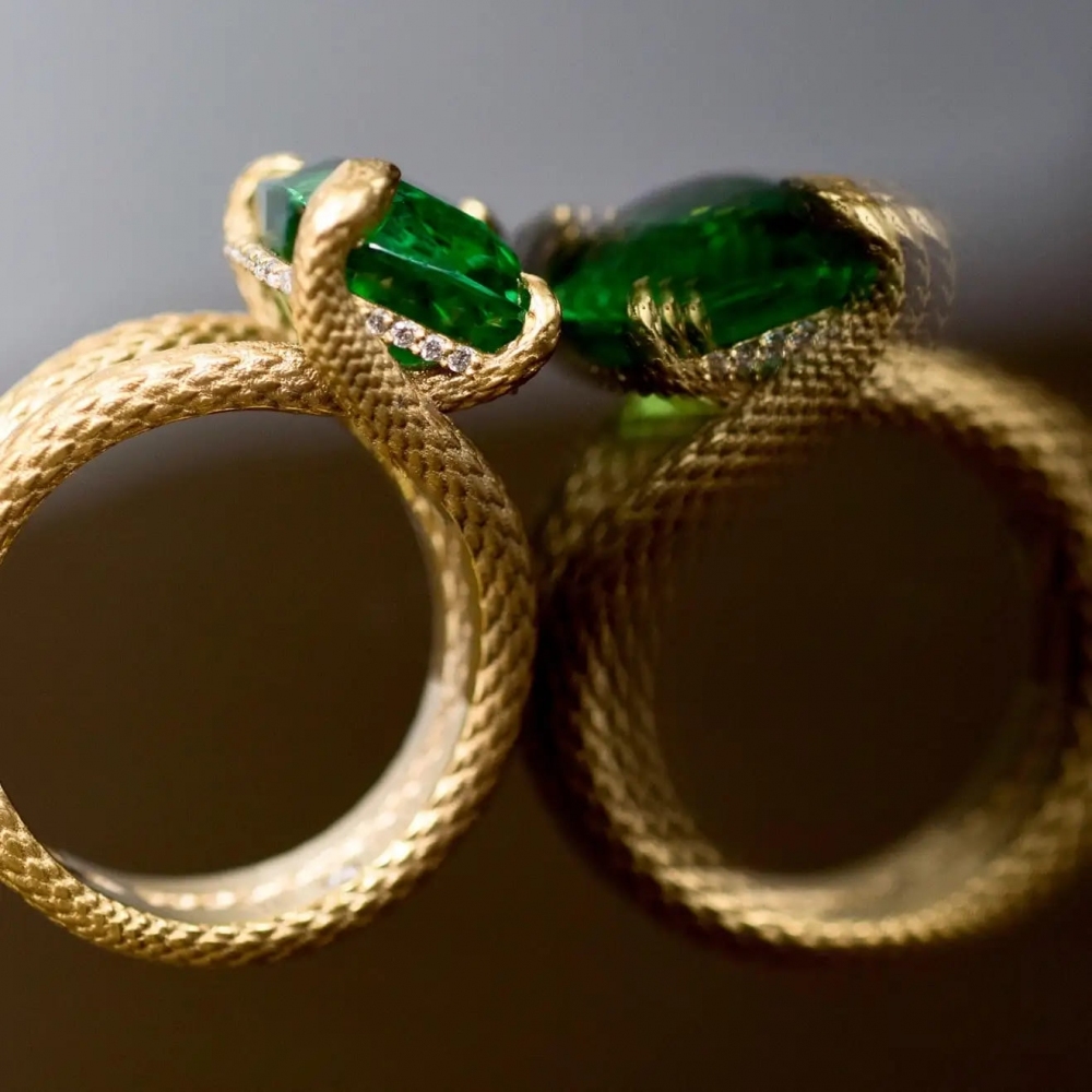 Snake Ring 6 Carat Intense Green Natural Tsavorite 18 Karat Yellow Gold