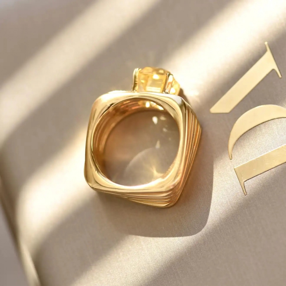 4,08 Carat Natural Yellow Sapphire 18 Karat Yellow Gold Ring 