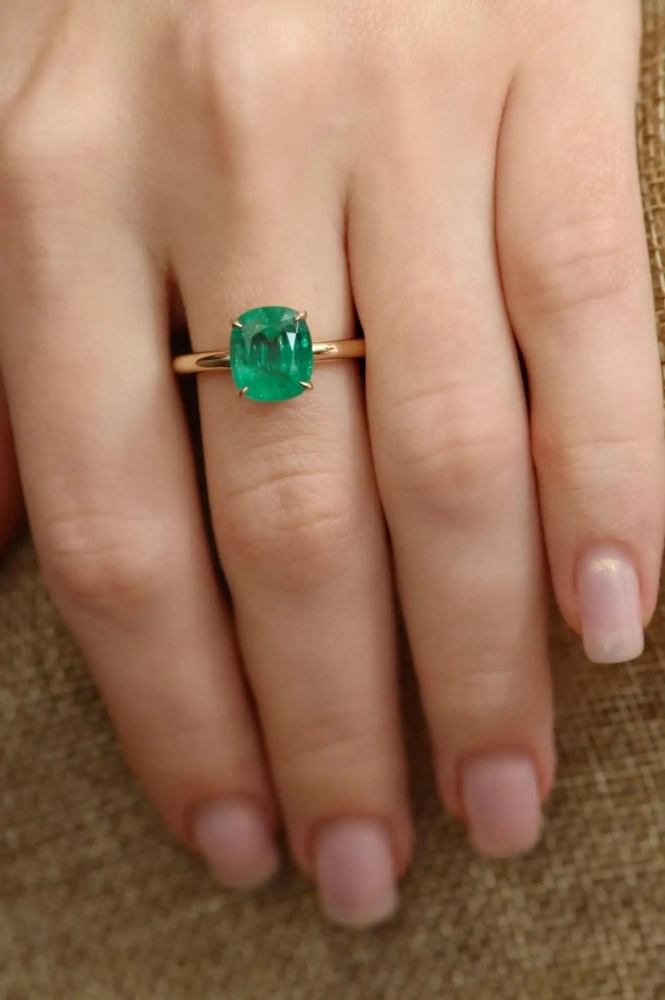4 Carat Intense Green Natural Emerald 18 Karat Yellow Yellow Gold Ring