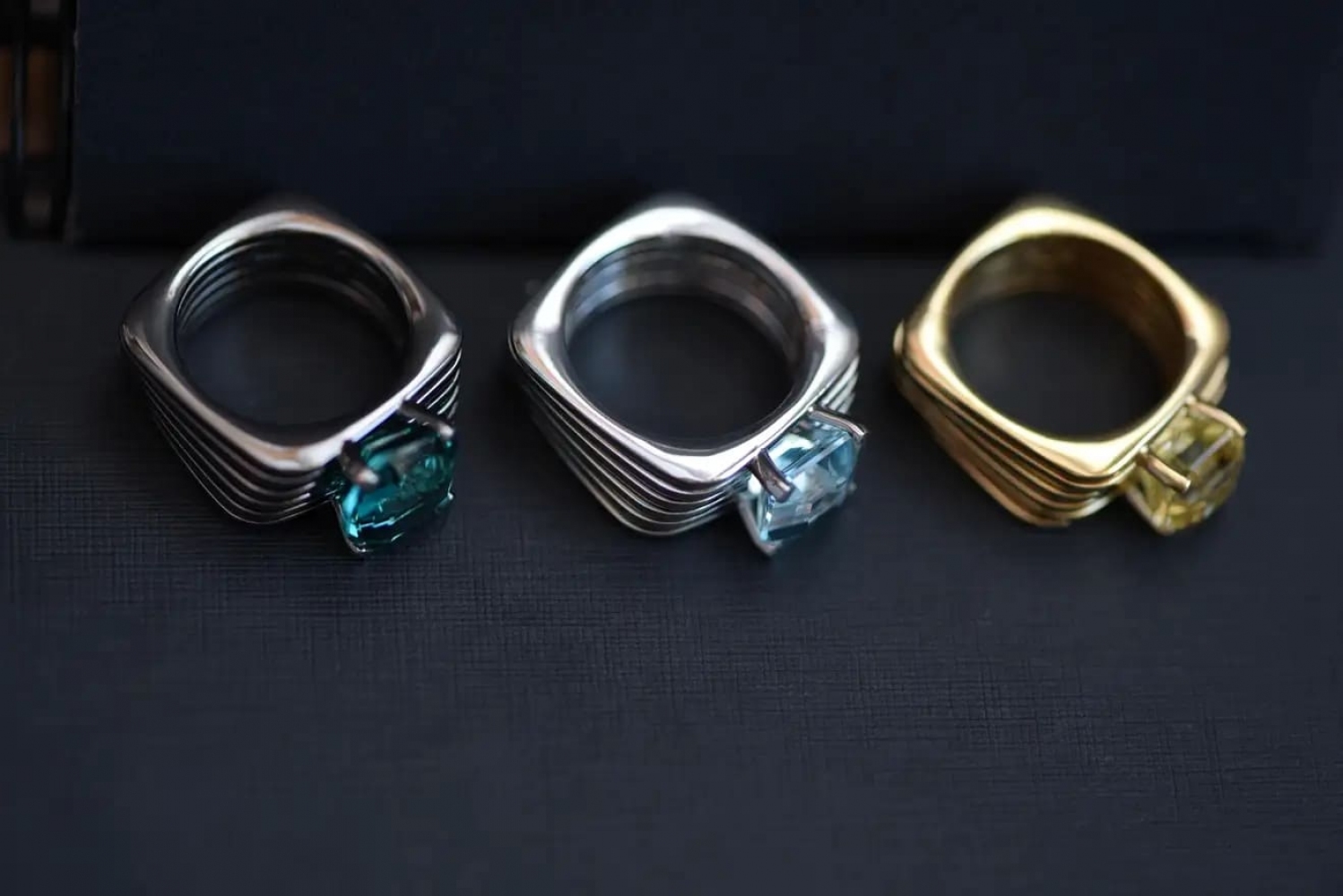 3,5 Carat Natural Aquamarine 18 Karat White Gold Kinetics Collection Ring
