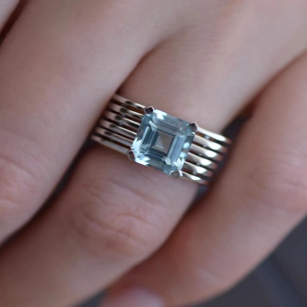 3,5 Carat Natural Aquamarine 18 Karat White Gold Kinetics Collection Ring
