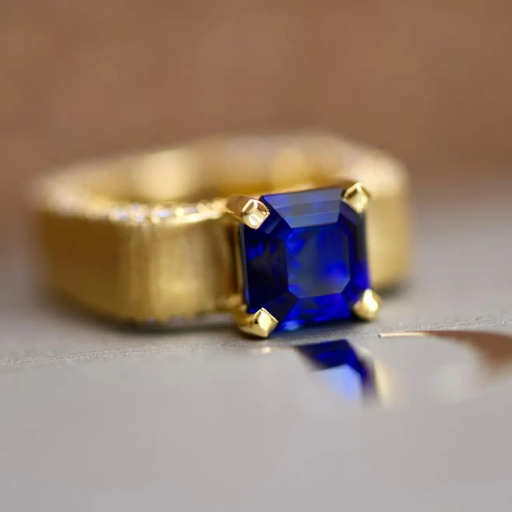 4 Carat Royal Blue Sapphire Diamond 18 Karat Yellow Gold Ring Sahara by D&A