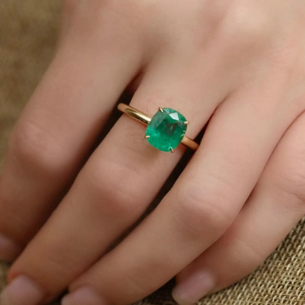 4 Carat Intense Green Natural Emerald 18 Karat Yellow Yellow Gold Ring
