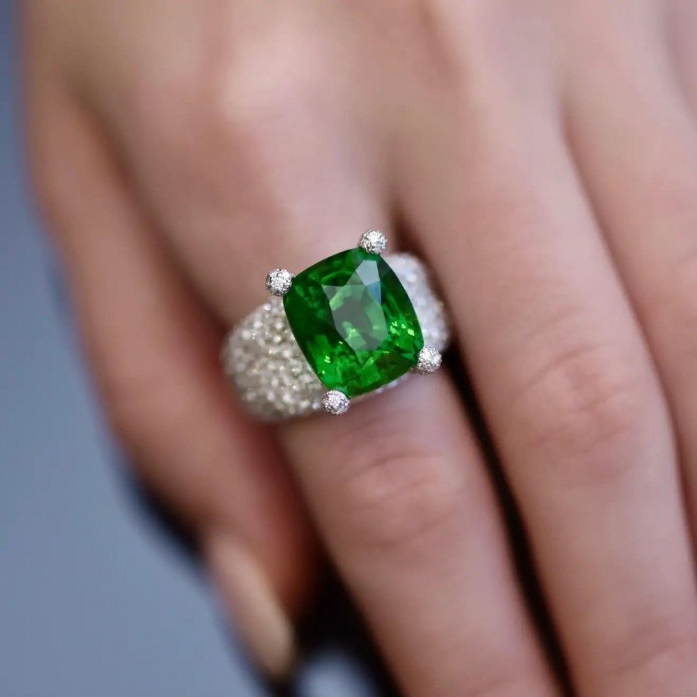 14,03 Carat Natural Tsavorite Diamonds 18 Karat White Gold Cocktail Ring by D&A