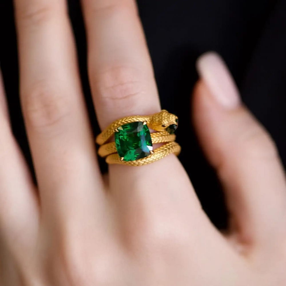 7,7 Carat Natural Tsavorite 18 Karat Yellow Gold Serpent Transformer Ring by D&A