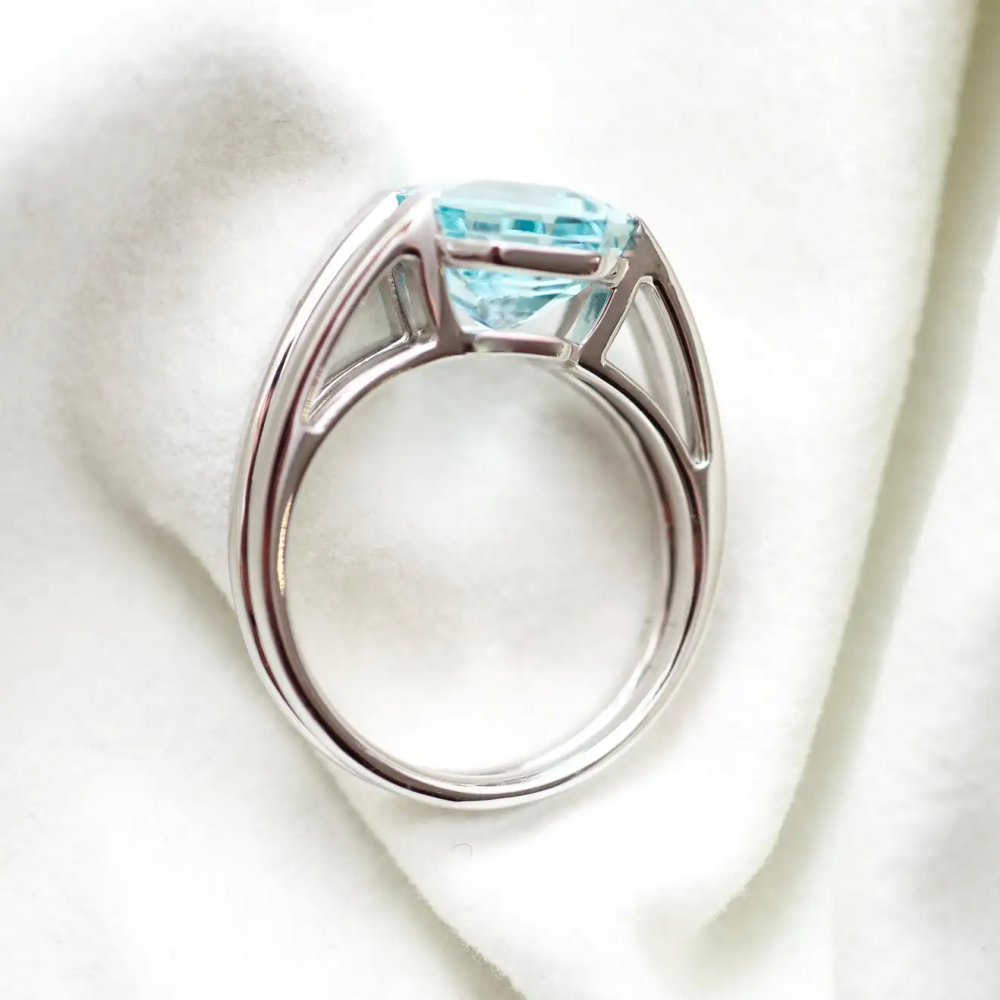 3,5 Carat Natural Aquamarine 18 Karat White Gold Geometric Cocktail Ring