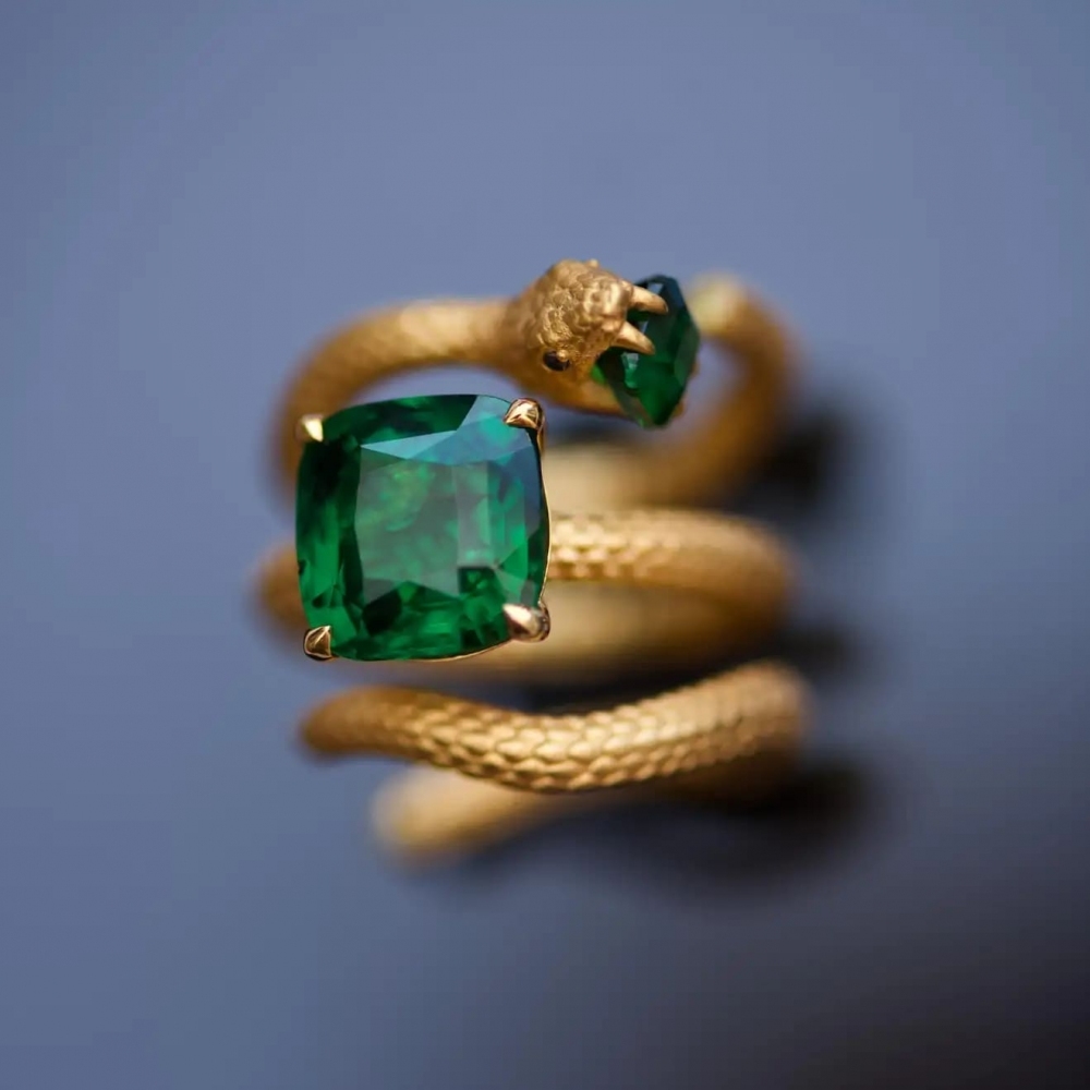 7,7 Carat Natural Tsavorite 18 Karat Yellow Gold Serpent Transformer Ring by D&A