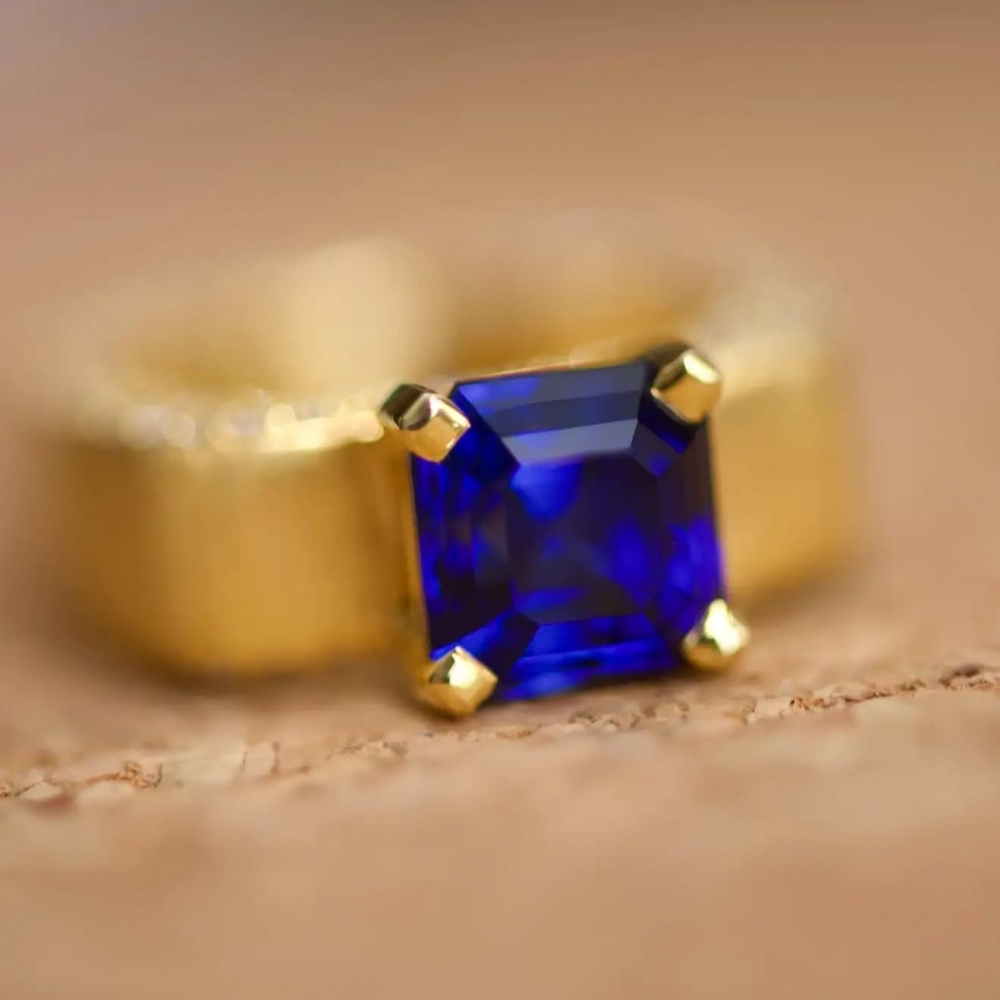 4 Carat Royal Blue Sapphire Diamond 18 Karat Yellow Gold Ring Sahara by D&A