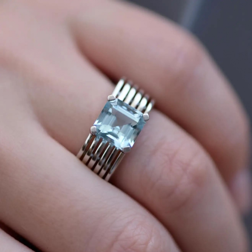 3,5 Carat Natural Aquamarine 18 Karat White Gold Kinetics Collection Ring