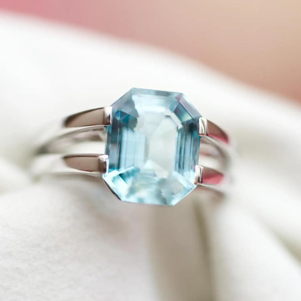 3,5 Carat Natural Aquamarine 18 Karat White Gold Geometric Cocktail Ring