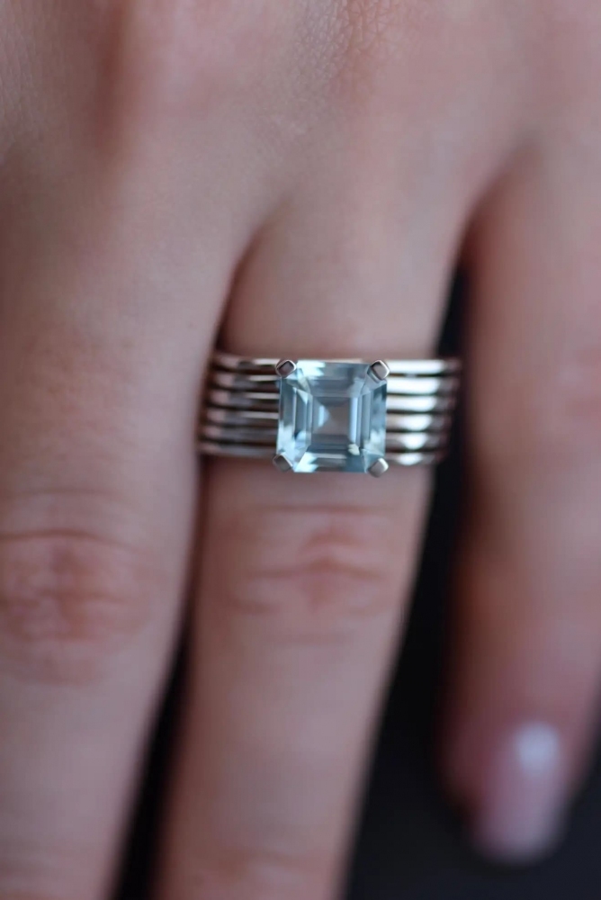 3,5 Carat Natural Aquamarine 18 Karat White Gold Kinetics Collection Ring
