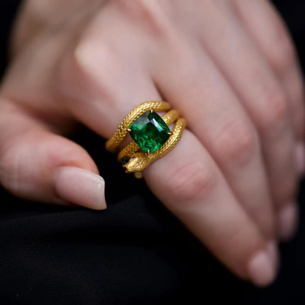 7,7 Carat Natural Tsavorite 18 Karat Yellow Gold Serpent Transformer Ring by D&A