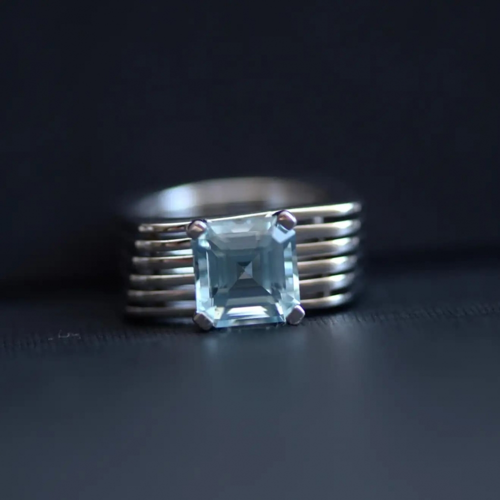 3,5 Carat Natural Aquamarine 18 Karat White Gold Kinetics Collection Ring