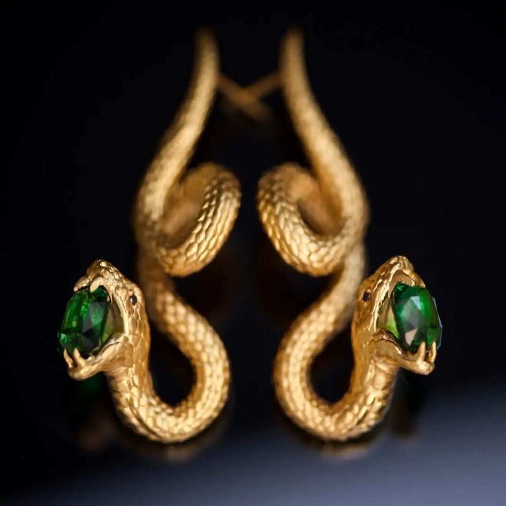 5,11 Carat Green Vivid Tsavorite 18 Karat Yellow Golden Serpent Earrings by D&A