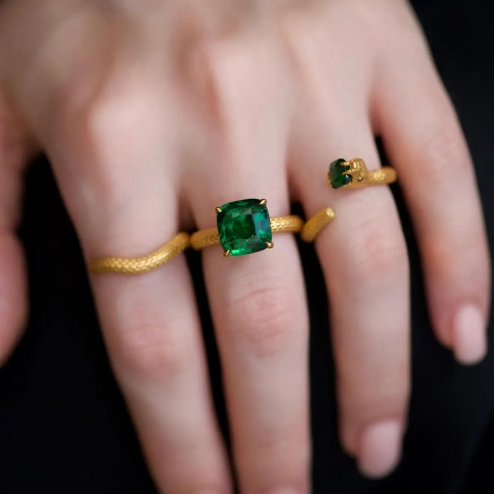 7,7 Carat Natural Tsavorite 18 Karat Yellow Gold Serpent Transformer Ring by D&A