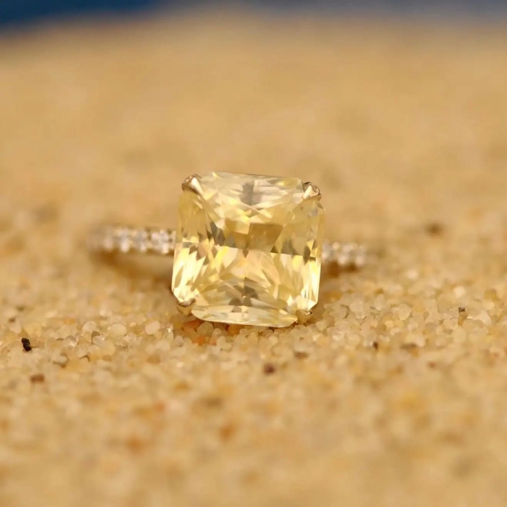 4,57 Carat Natural Untreated Yellow Sapphire Diamonds 18 Karat Yellow Gold Ring