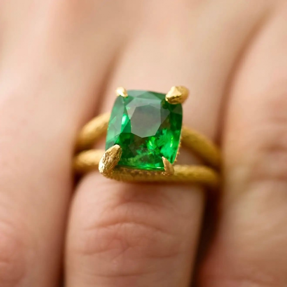 Snake Ring 6 Carat Intense Green Natural Tsavorite 18 Karat Yellow Gold