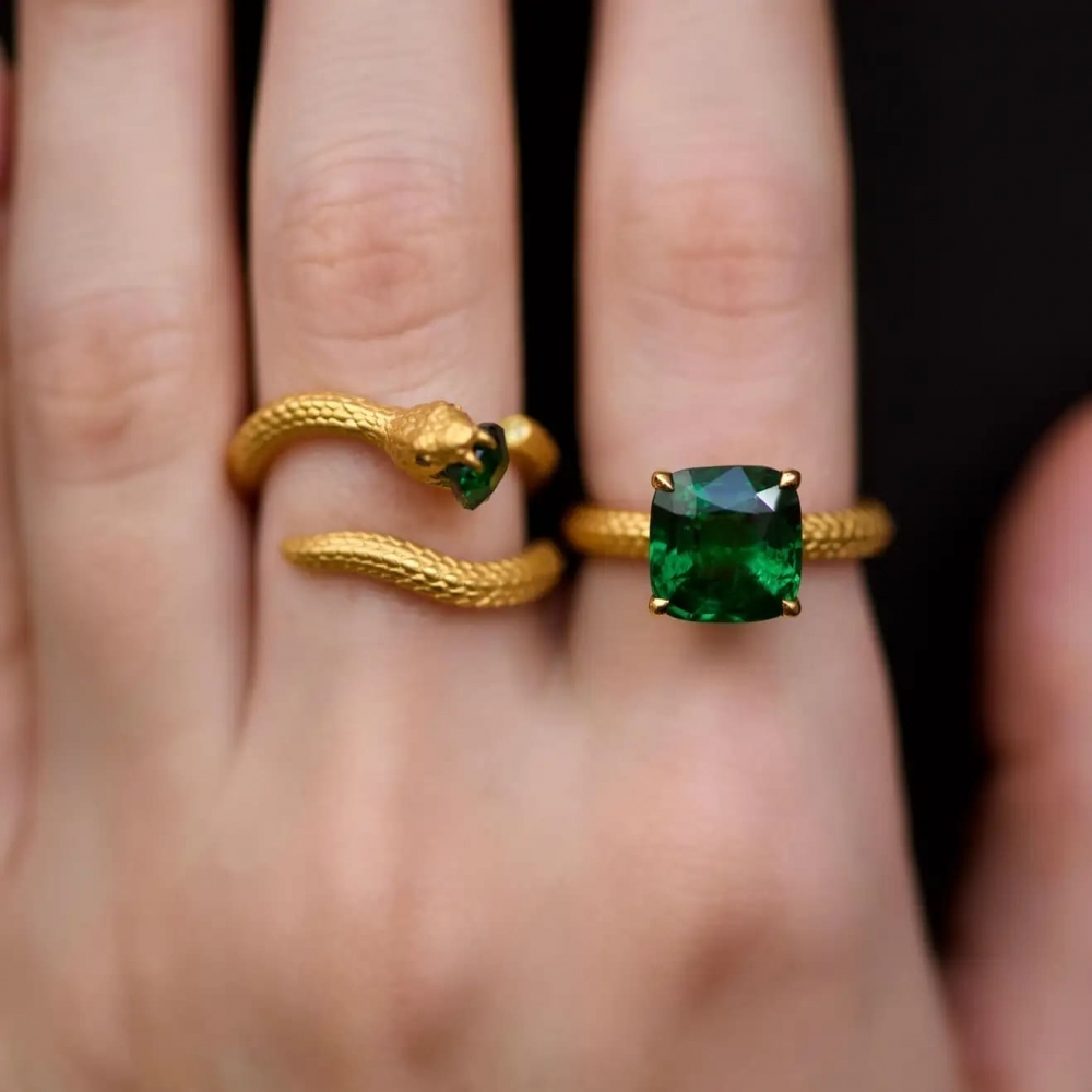 7,7 Carat Natural Tsavorite 18 Karat Yellow Gold Serpent Transformer Ring by D&A