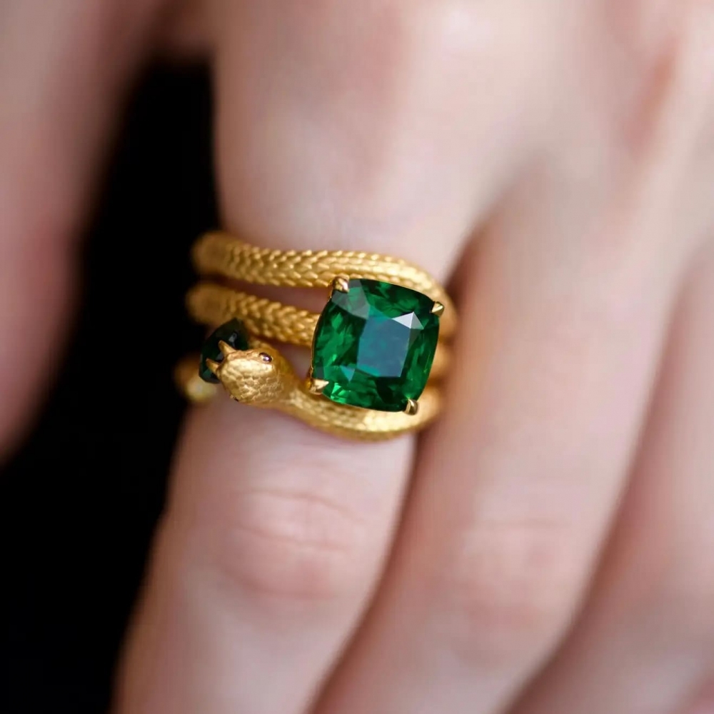 7,7 Carat Natural Tsavorite 18 Karat Yellow Gold Serpent Transformer Ring by D&A