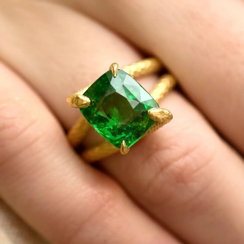 Snake Ring 6 Carat Intense Green Natural Tsavorite 18 Karat Yellow Gold
