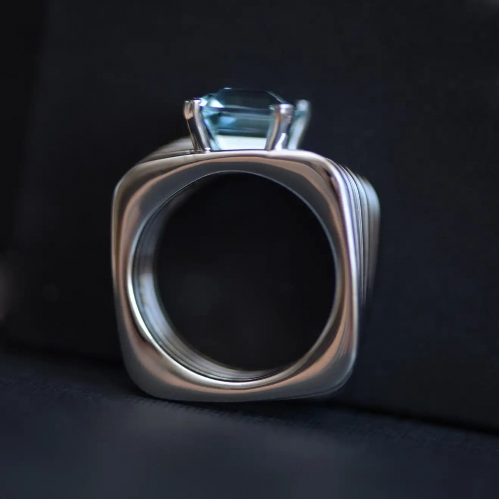 3,5 Carat Natural Aquamarine 18 Karat White Gold Kinetics Collection Ring