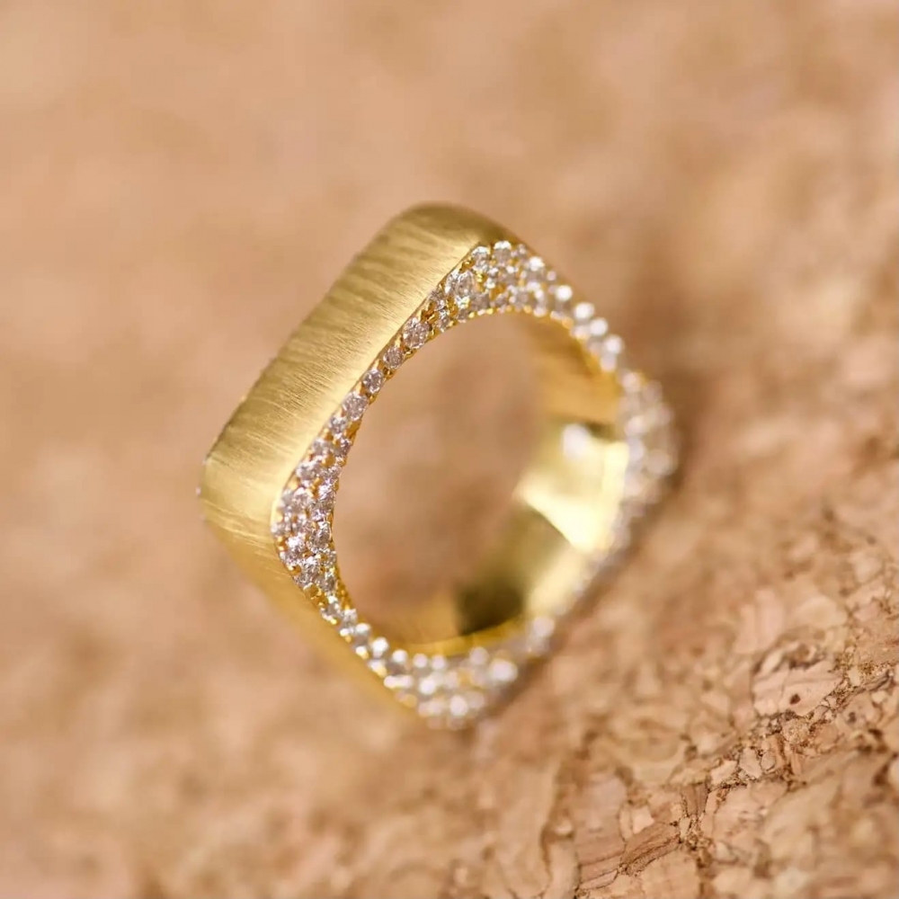 1,2 Carat White Diamond 18 Karat Matte Yellow Gold Ring Sahara Collection by D&A