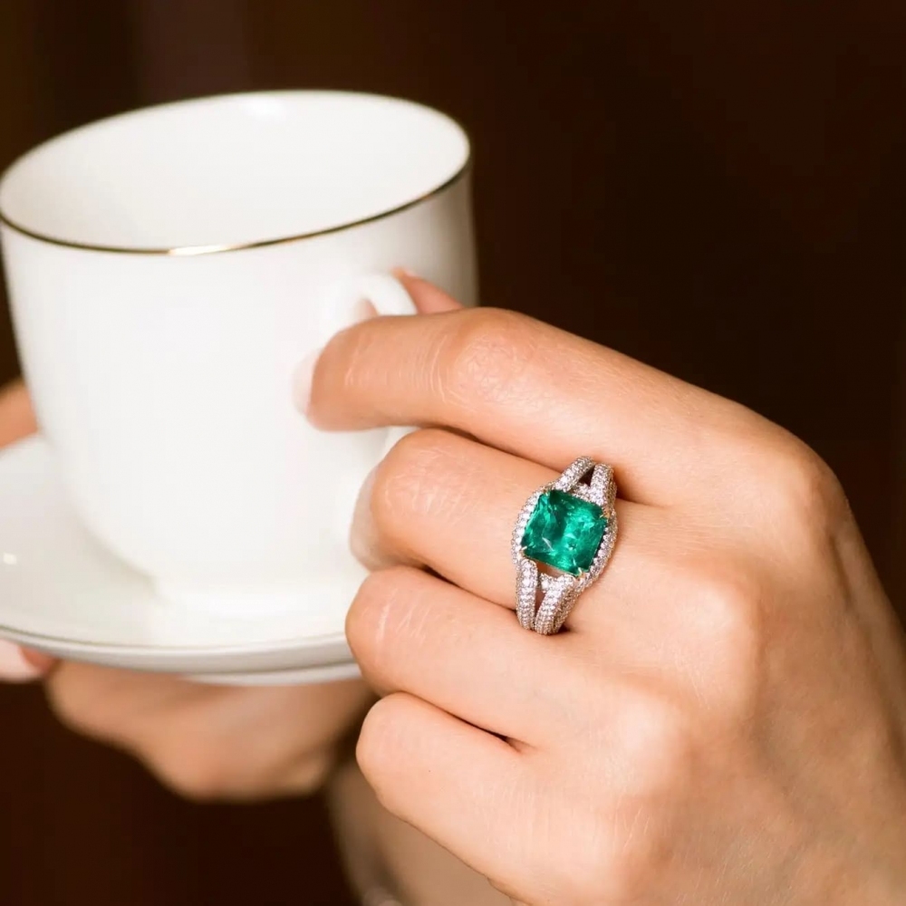 3,9 Carat Zambian Emerald Diamond 18 Karat White Gold Ring