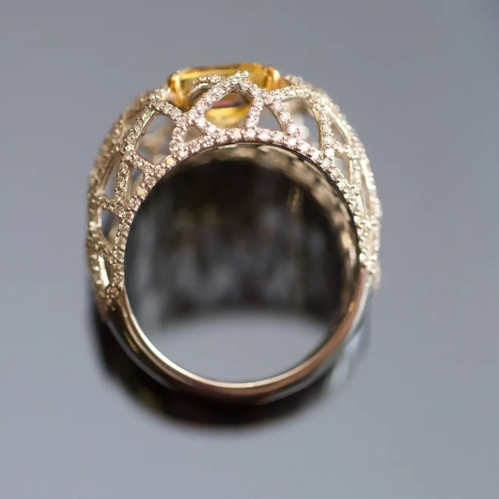 4,57 Carat Natural Yellow Sapphire Diamonds 18 Karat White Gold Cocktail Ring
