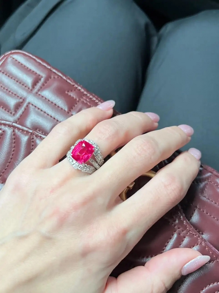 7 Carat Vibrant Pink Mahenge Spinel Diamonds 18 Karat White Gold Dual Rings