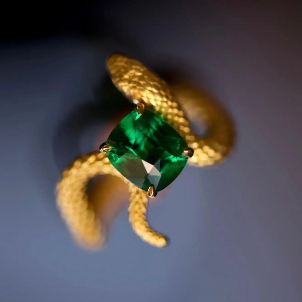 2,54 Carat Vivid Green Tsavorite 18 Karat Yellow Gold Serpent Ring by D&A