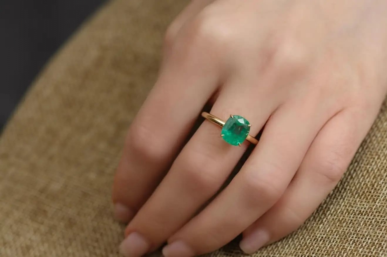 4 Carat Intense Green Natural Emerald 18 Karat Yellow Yellow Gold Ring