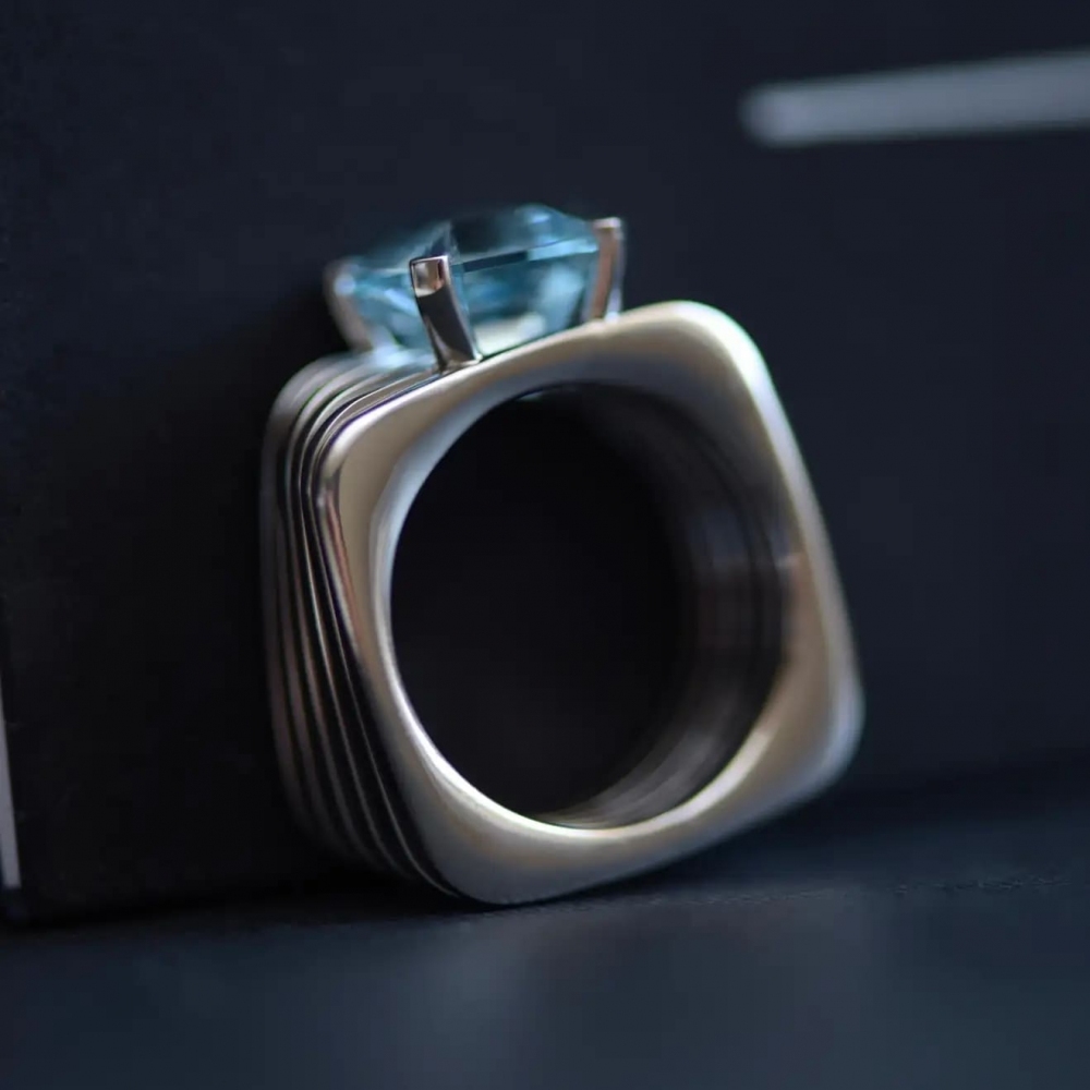 3,5 Carat Natural Aquamarine 18 Karat White Gold Kinetics Collection Ring