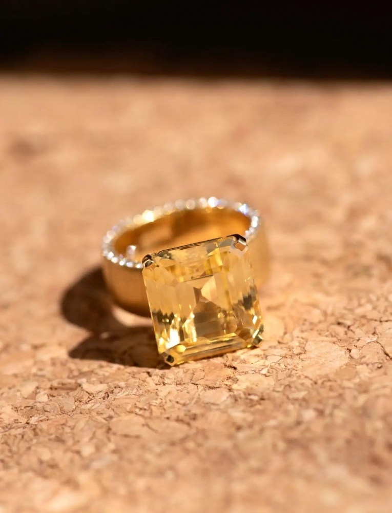 15,4 Carat Yellow Sapphire White Diamond 18 Karat Yellow Gold Ring Sahara by D&A